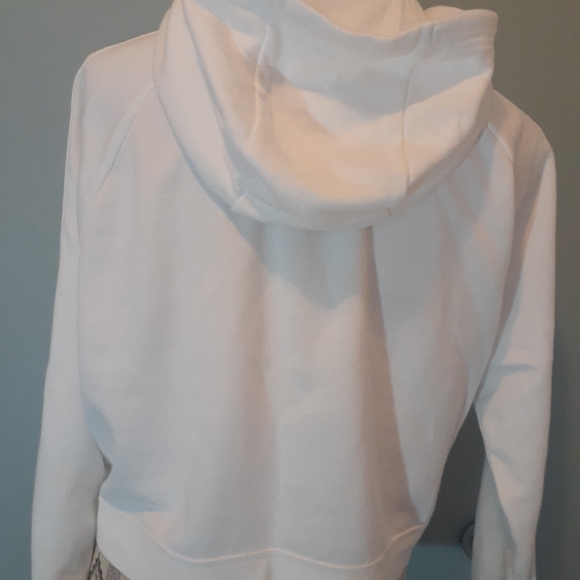 Cropped Nike hoodie with a pink Nike logo. - Picture 4 of 5